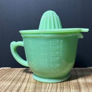 Jadeite 2 n 1 measuring cup & Juicer
